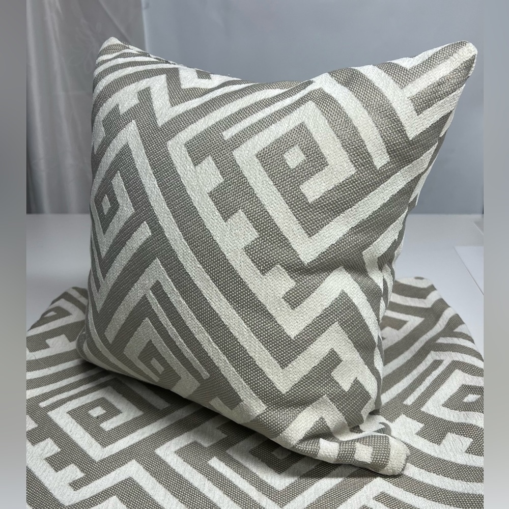 Decorative accent throw cushion cover 18x18”